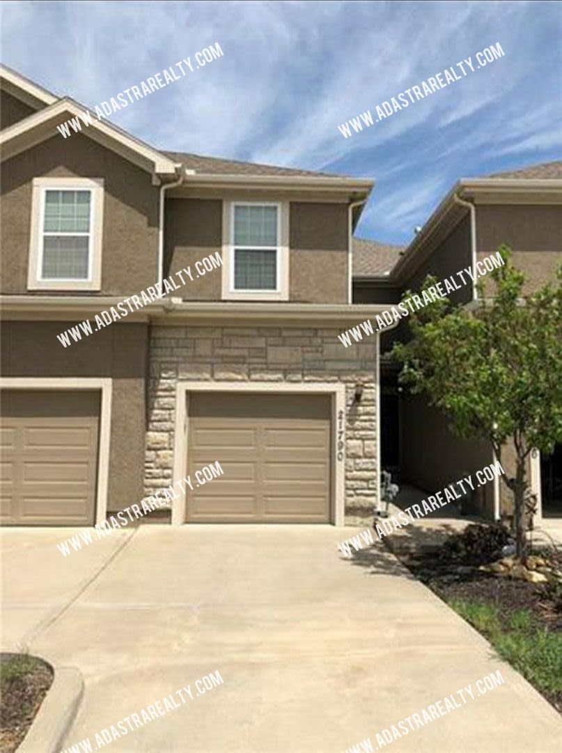 Beautiful Olathe Townhome-Available NOW!!!