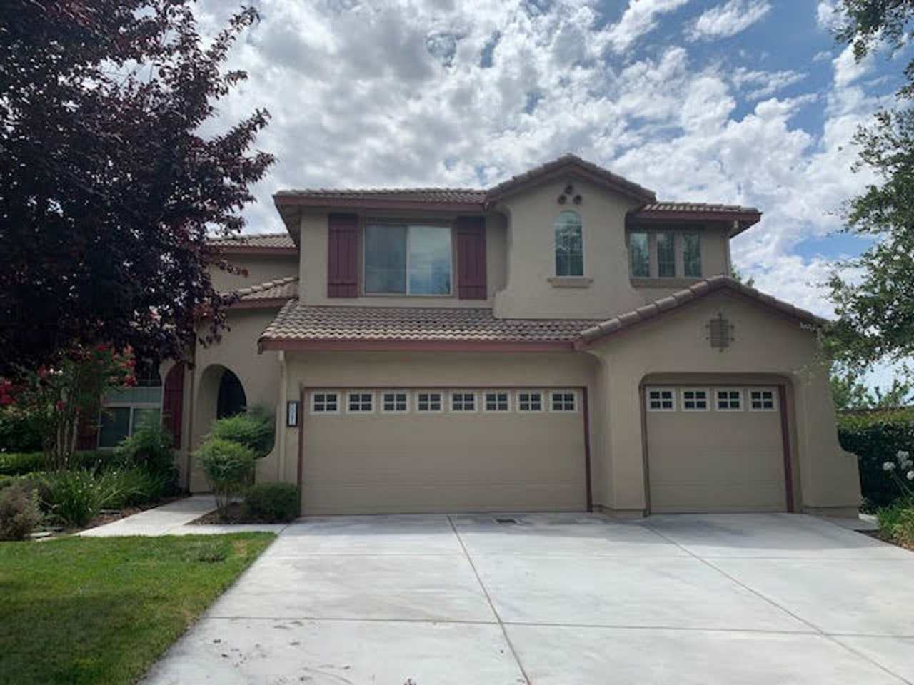 Five Bedroom Home In gated Serrano