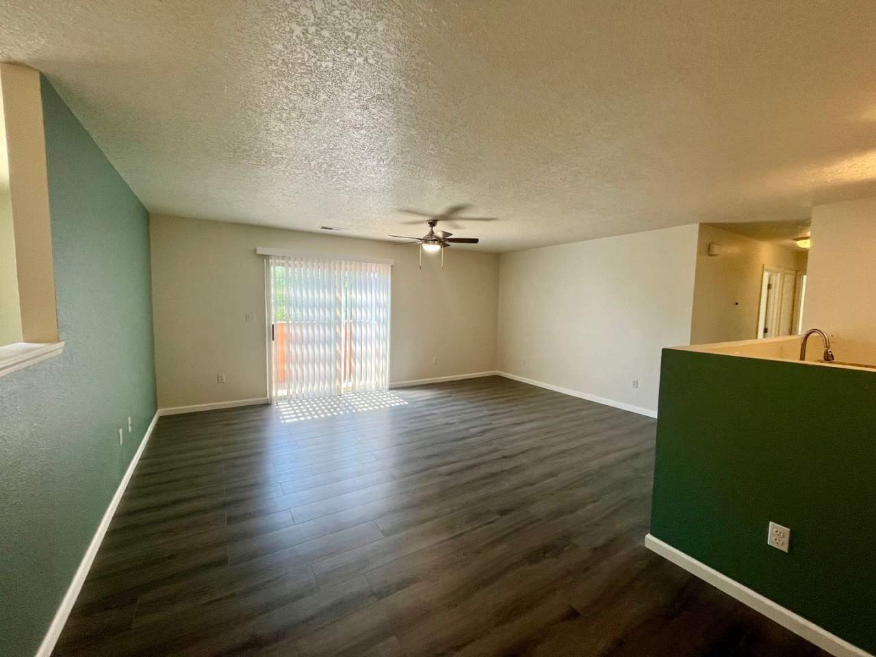 Lovely 2 Bedroom 2 Bathroom Condo Located In The NW!