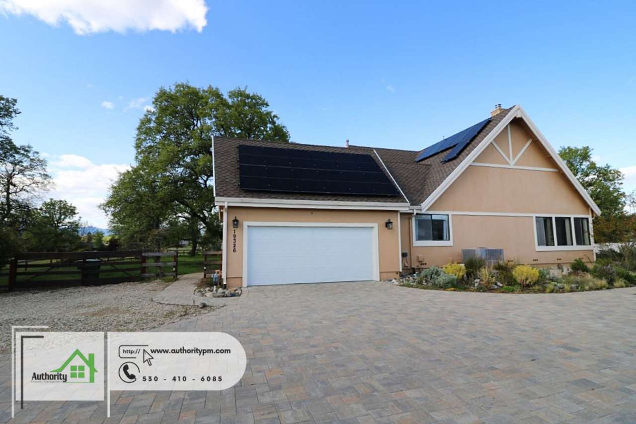 19326 Lexington Ln - Country Feel within City Limits!