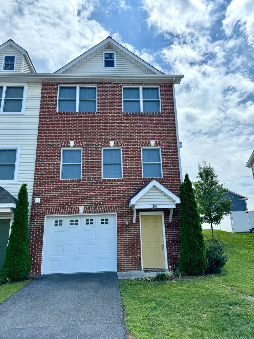 End Unit Townhouse for rent in Bluestone Hills