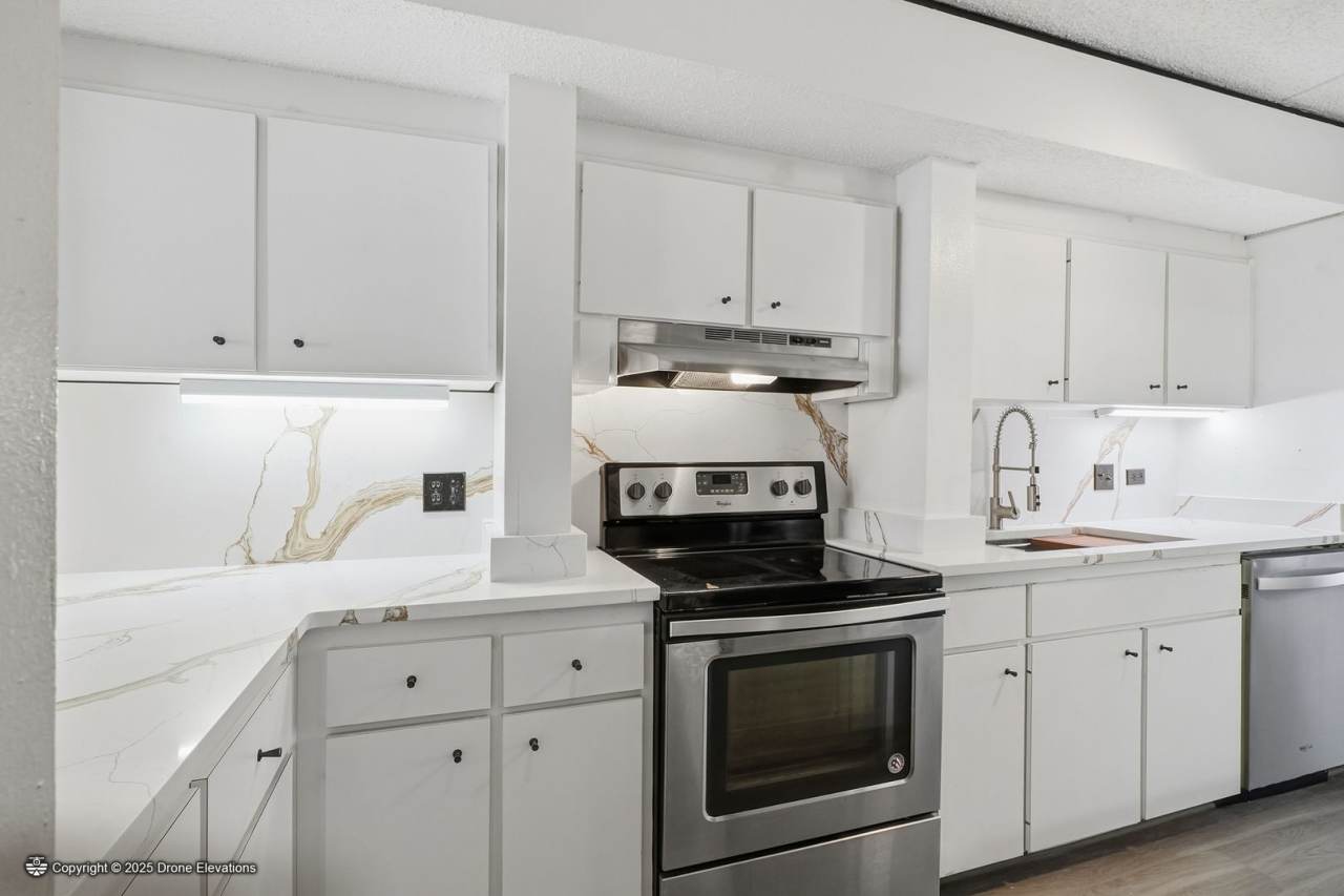 DOWNTOWN ~ Gene Leedy Townhouse ~ with Community Pool