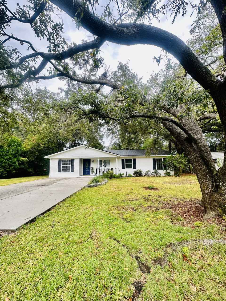 1532 W Robinhood Drive