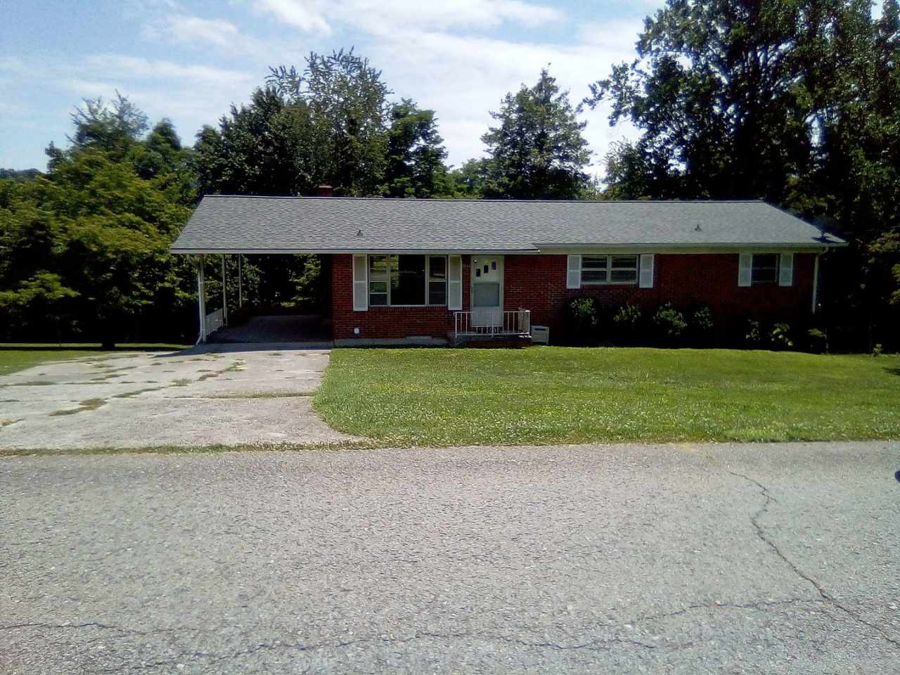 Knoxville 37918 - Beautiful 3 bedroom, 1.5 bath, brick rancher - Call Sharon Arnwine (865) 313-7215