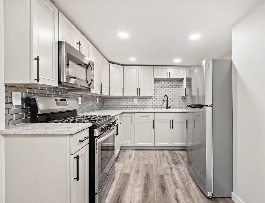 SCORE 50% OFF 1ST MONTH'S RENT IF SIGNED BY DEC 12! Stunning 4 bedroom home in Mt. Washington available Dec 26!