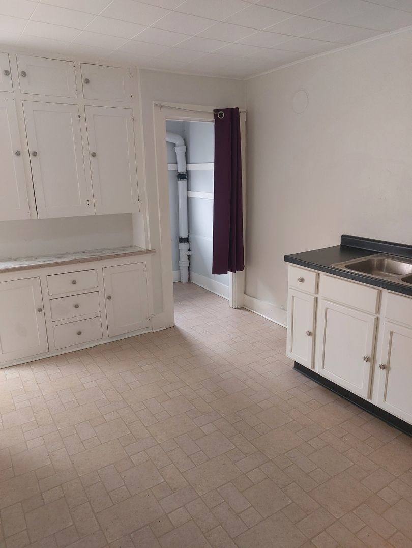Updated 2 Bedroom Upper in Quiet Building