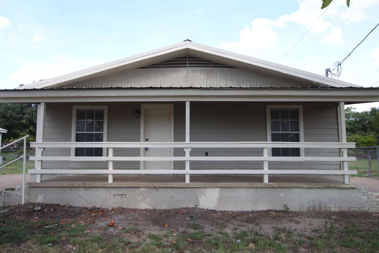 Adorable 2 Bedroom 1 Bath Home in West Tyler! Available now!