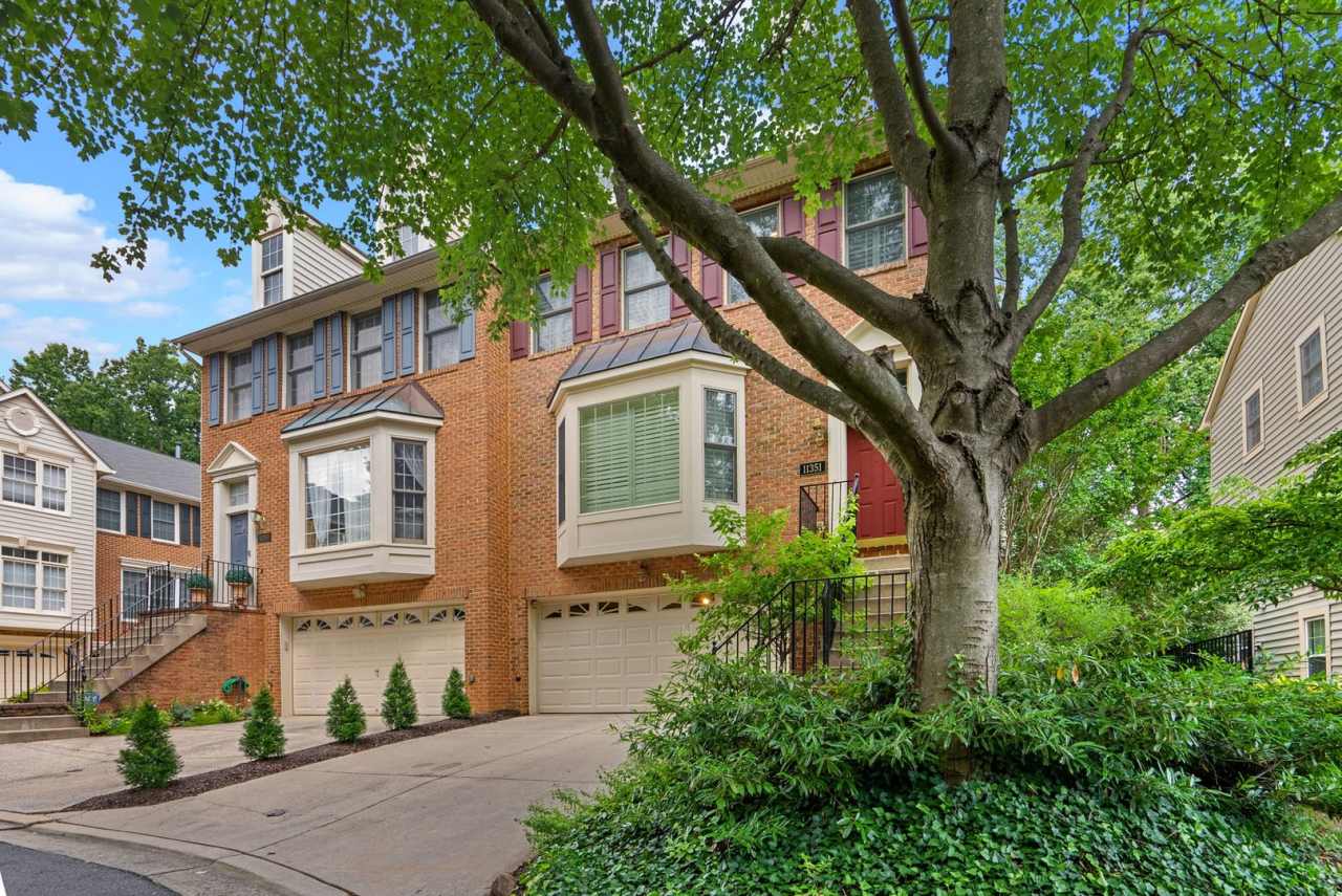 3 Bed 3.5 Bath - Rockville Townhome - 2 Car Garage