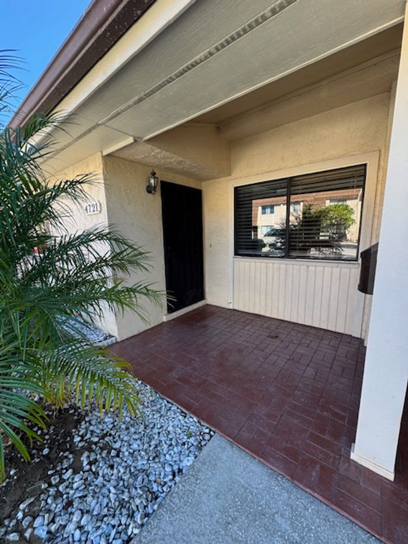 Updated  well maintained, 2-bedroom, 2 full baths unit with a good amount of living space