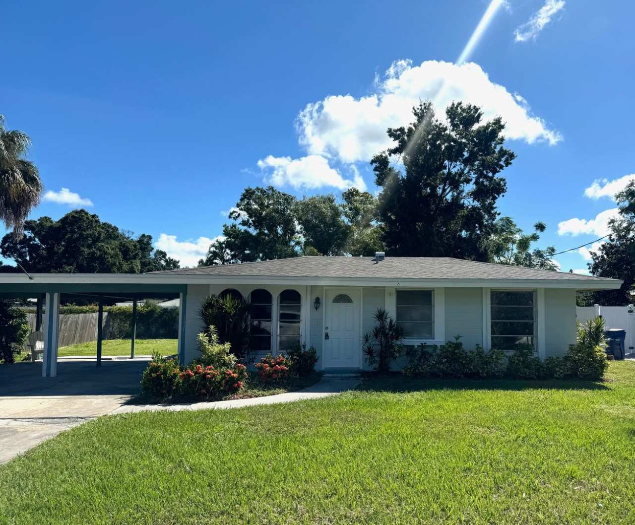 Charming 2-Bed/2-Bath Home for Rent in Gulf Gate-Sarasota, FL!