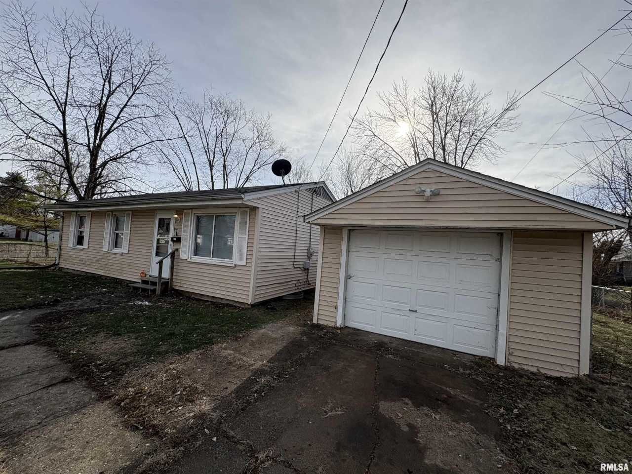 2324 W GILBERT Avenue