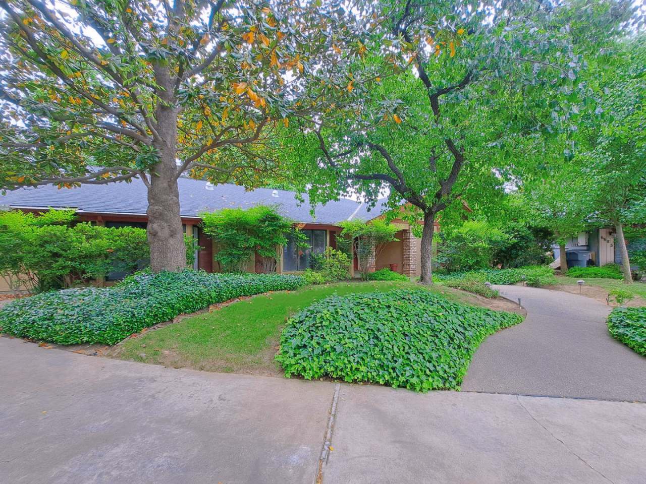 MOVE IN SPECIAL: Half OFF the 1st Month's Rent! Spacious Home with Unique Characteristics!