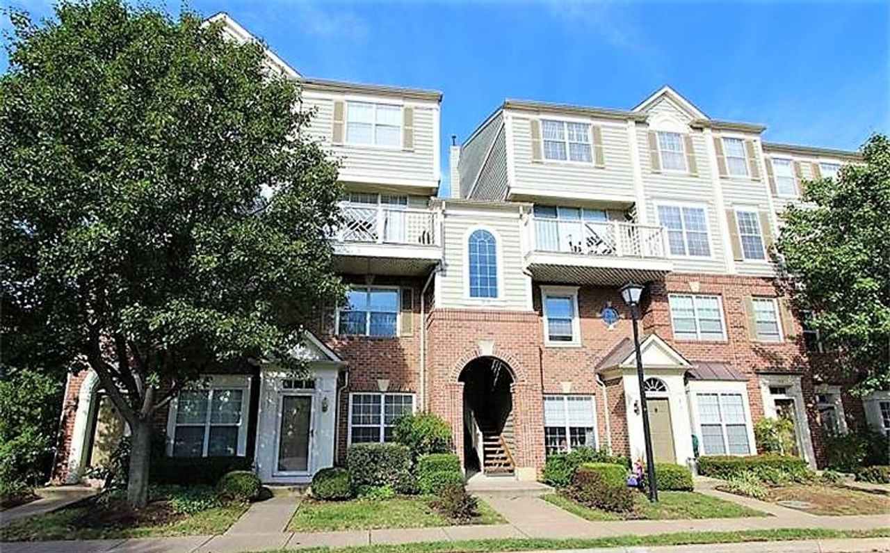 Beautiful Top Floor 2 Level 2 Bed 2.5 Bath Condo In Sought After Kingsgate Community