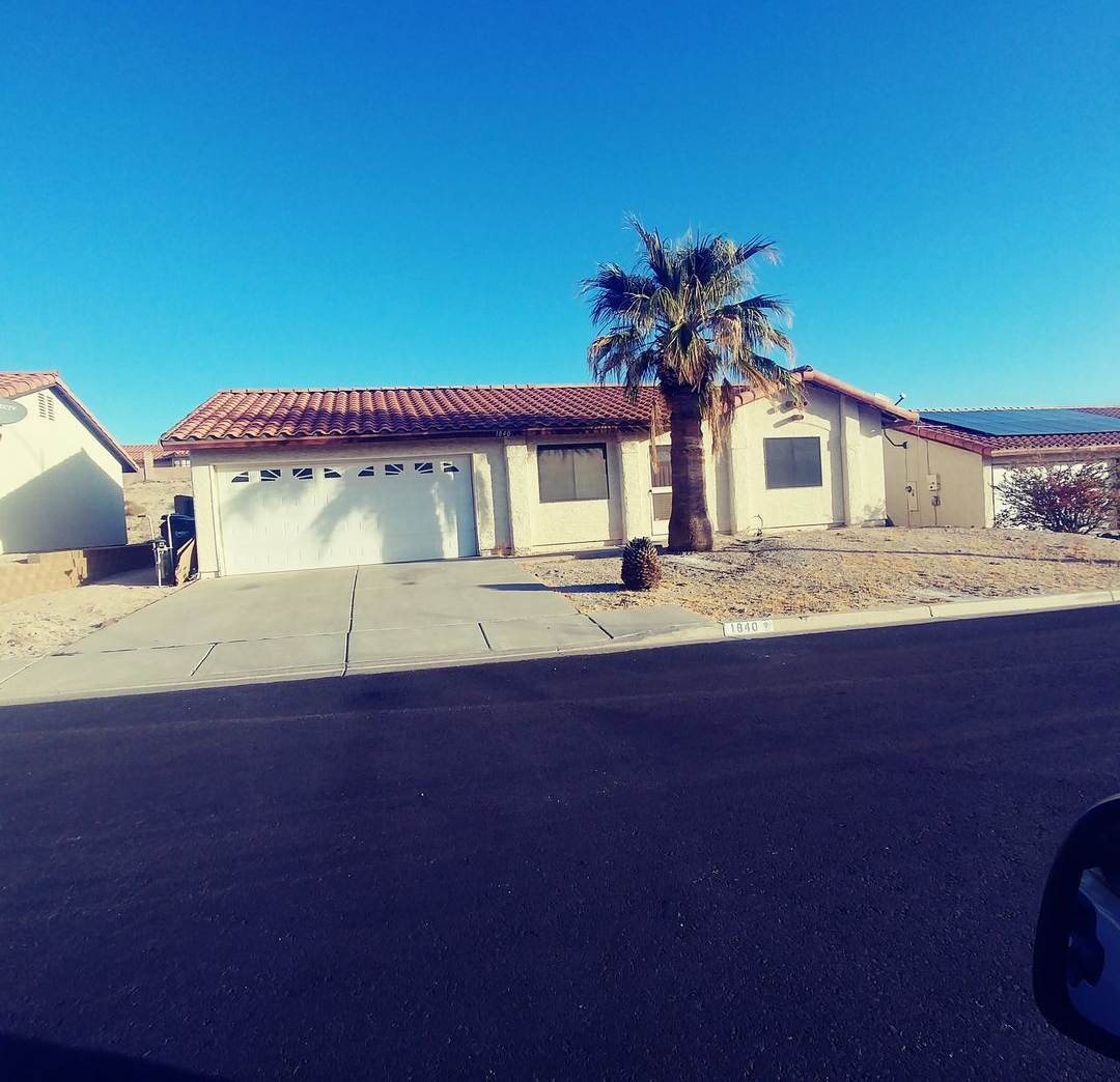 SINGLE FAMILY HOME WITH 2 CAR GARAGE