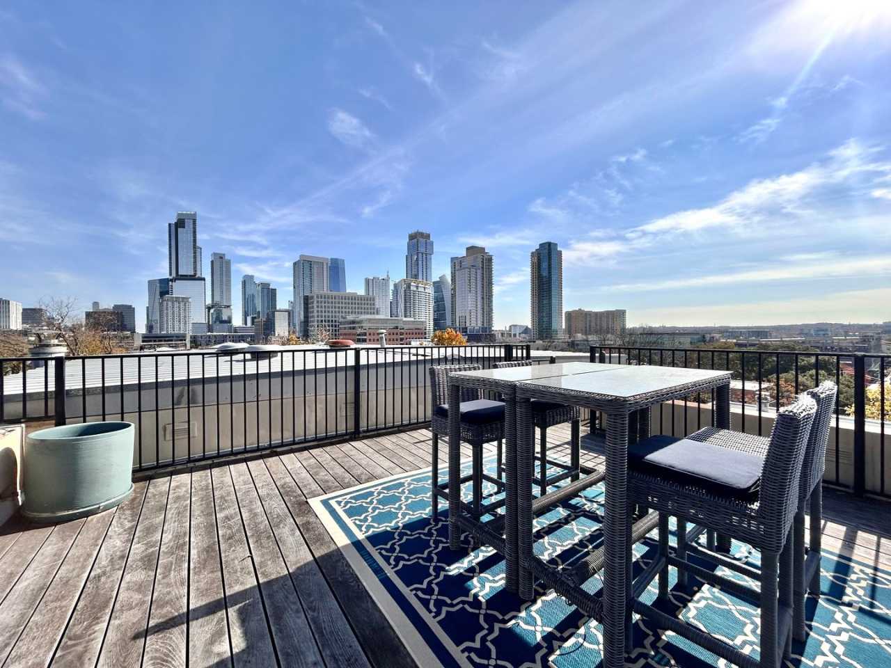 Luxury 1 Bed, 1.5 Bath Loft with Spectacular Downtown City Views