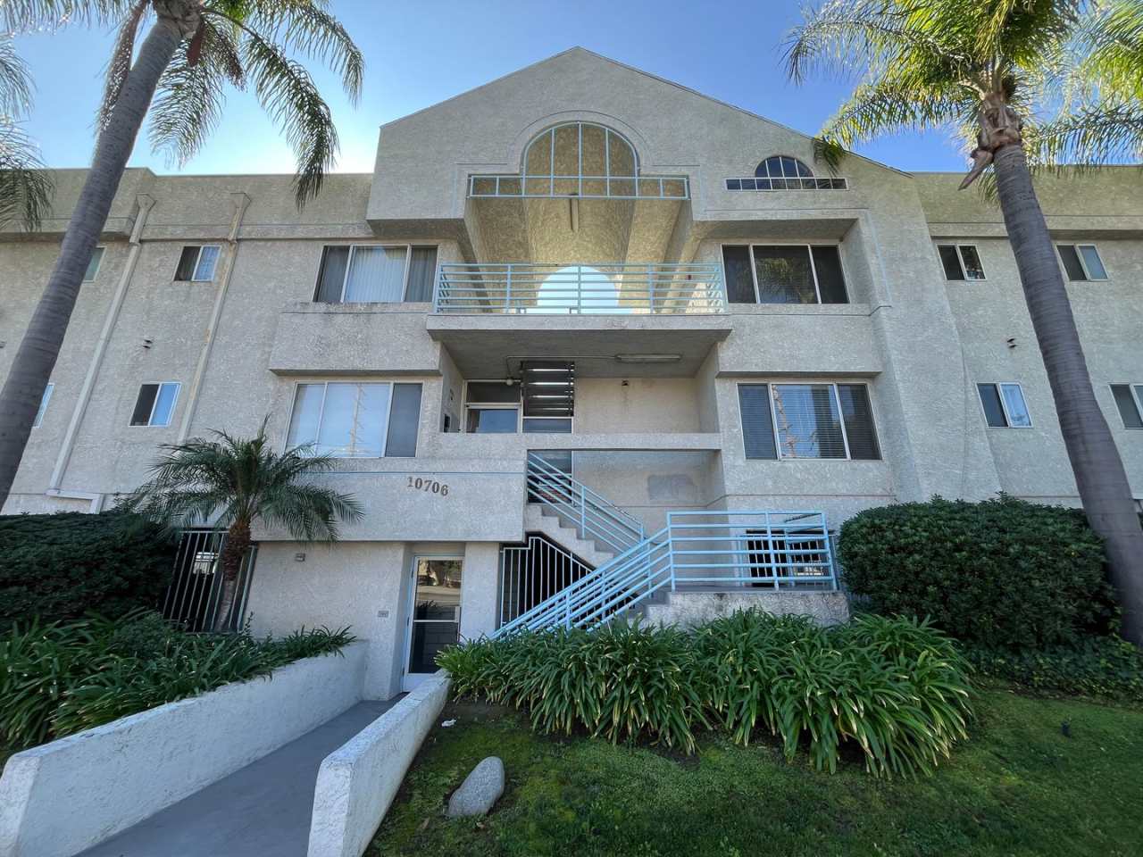 Upgraded 2+2 w/in-unit laundry + water + trash services included!