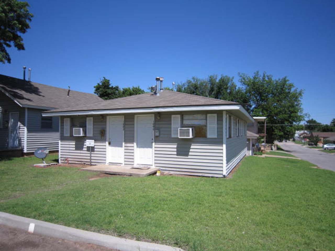 1 bedroom, 1 bath duplex across from SWOSU