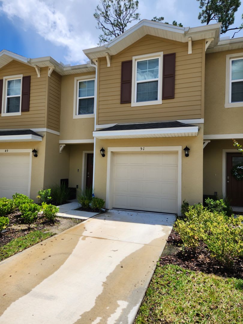 Large Port Orange 3/2.5 townhome!