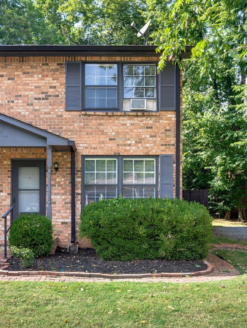 Awesome 2BE/1.5BA duplex in fantastic location in Nashville!