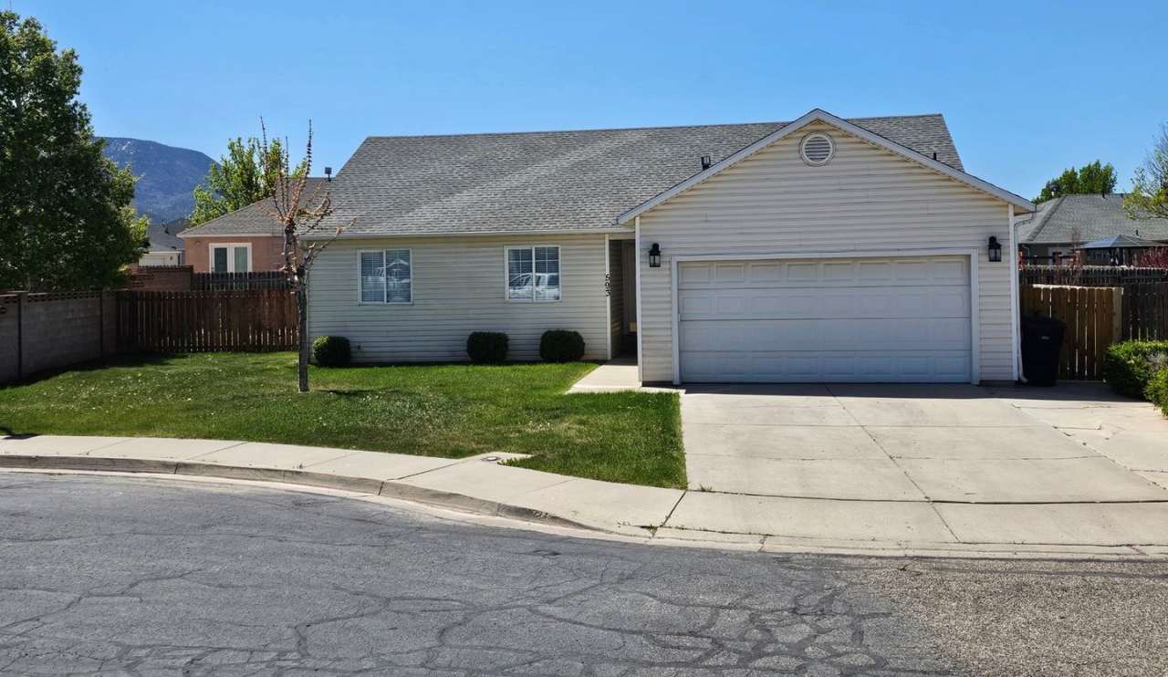 3 bed 2 bath single level Home, Pet friendly