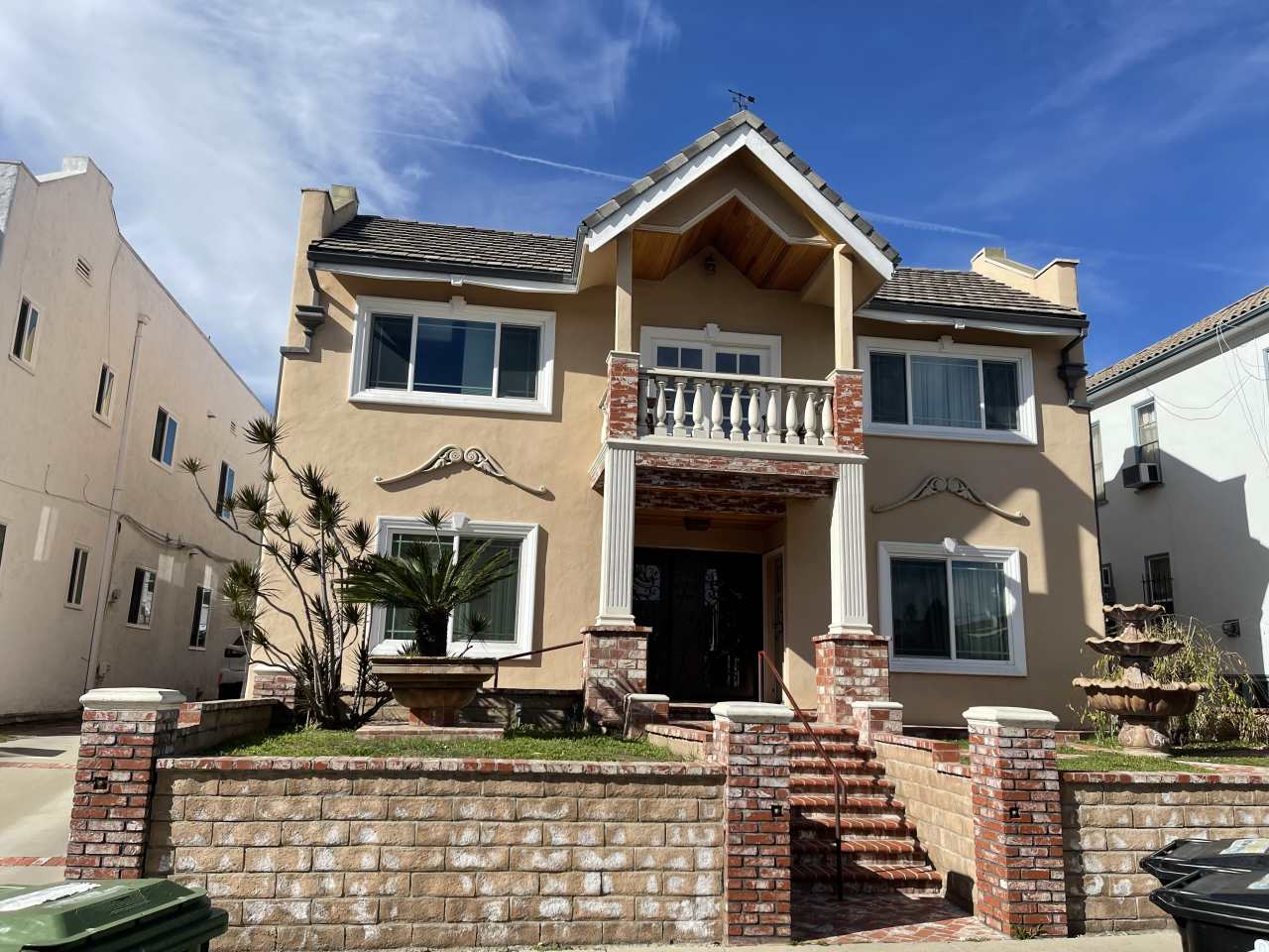 801 North Ridgewood Place