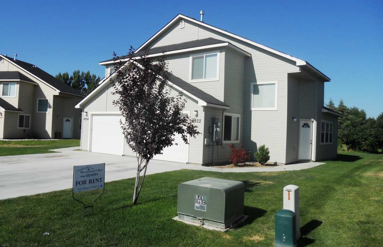 ✨ MOVE IN SPECIAL! ✨Special offer! MOVE IN SPECIAL! Free rent for December 2025 and $1295.00 per month for the remainder of the first lease period. This wonderful 2 bedroom, 1 ½ bath town home located at 4922 Sir James.