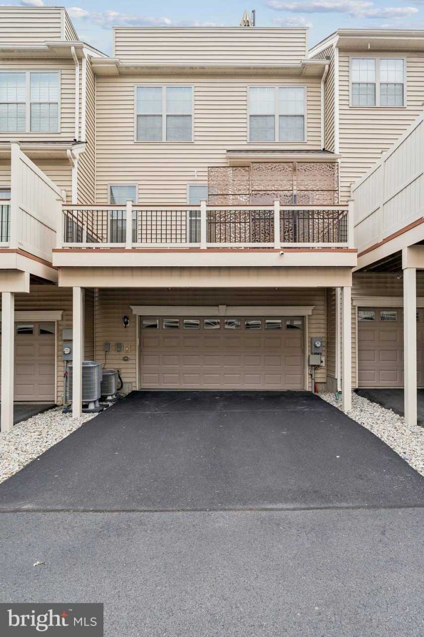 22613 NAUGATUCK Square