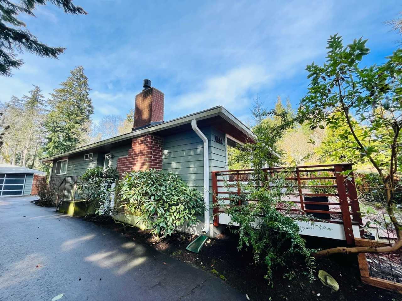Tastefully Remodeled Bungalow, Just 2 Blocks From the Seattle/BI Ferry!