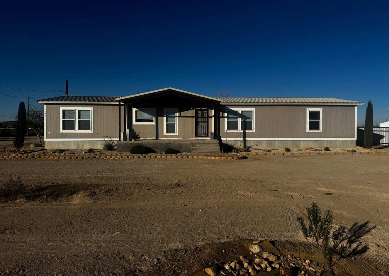 Spacious Four Bedroom Home - Pet Friendly and Horses Allowed!