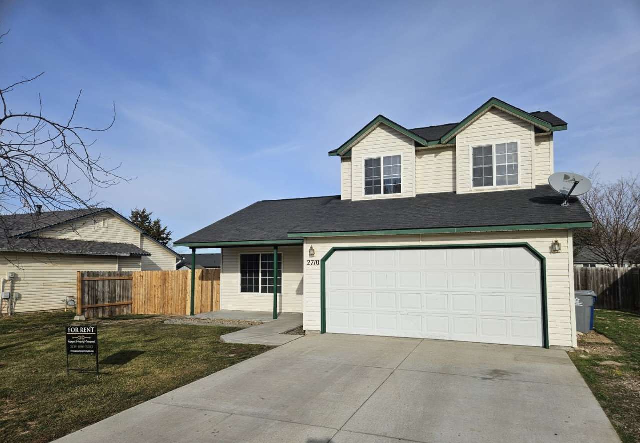 Welcome to this stunning 3-bedroom, 2.5-bathroom home located in the vibrant city of Nampa, ID.