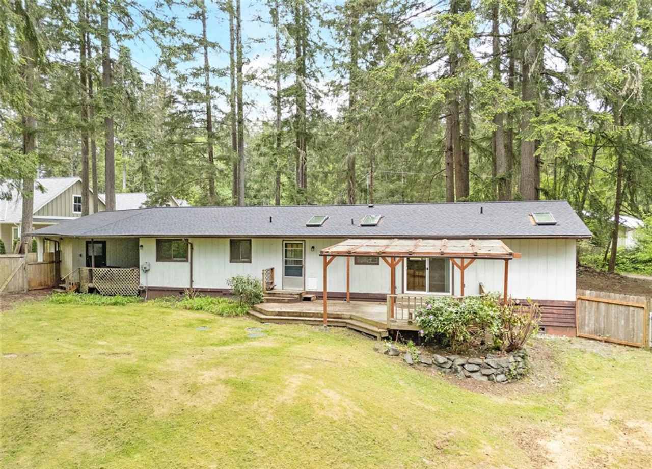 Spacious Rambler Retreat Nestled on an Acre Scenic Gig Harbor Area - Sunny