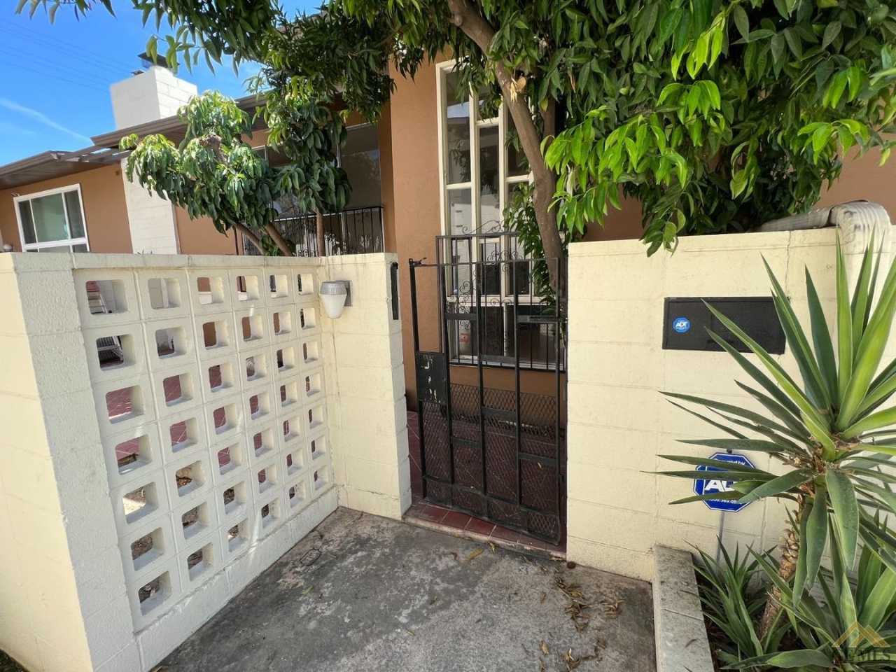 Beautiful Condo close to Memorial and Garces HS