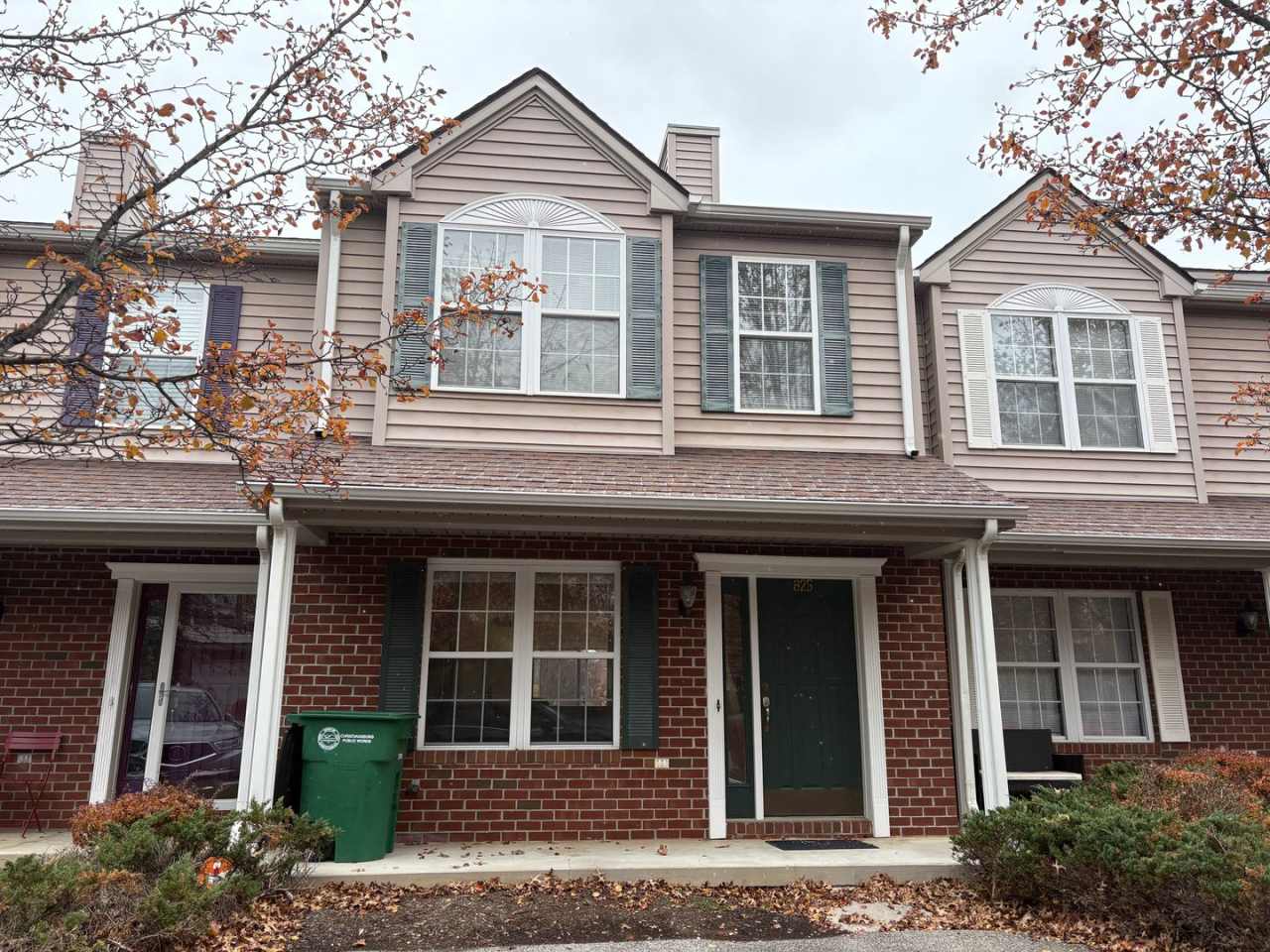 825 Oak Tree| 2 bed 2.5 Bath Townhome| November 25th