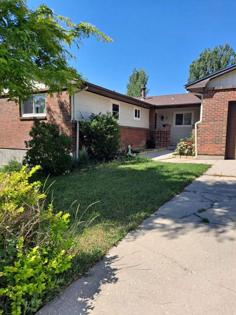 ALL PROSPECTIVE TENANTS MUST SUBMIT A $58 NON-REFUNDABLE APPLICATION FEE PER APPLICANT ONLINE AND BE PRE-QUALIFIED PRIOR TO ANY SHOWINGS