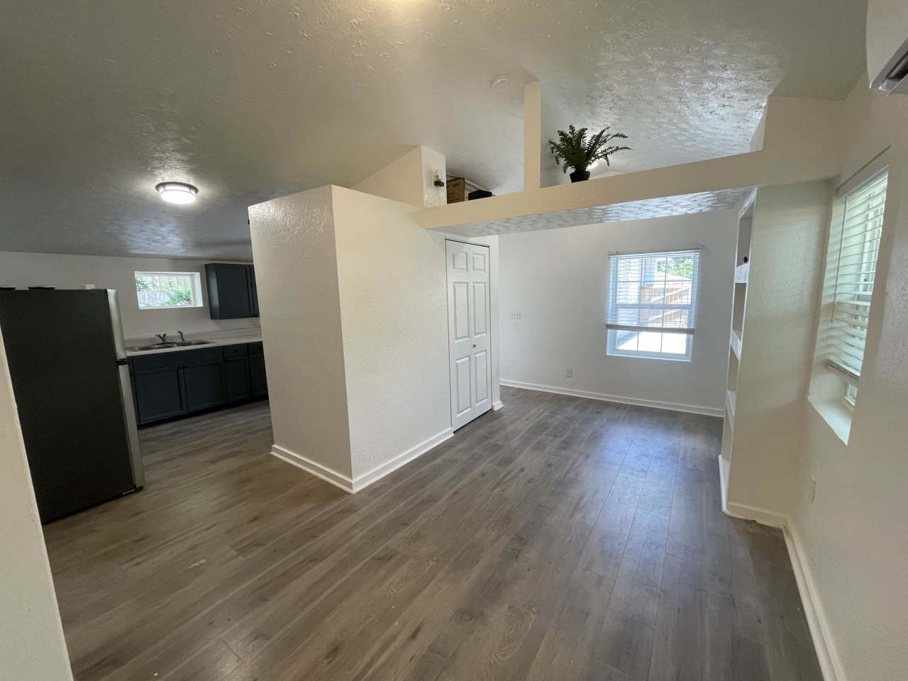 905 East Crenshaw Street (unit 2)