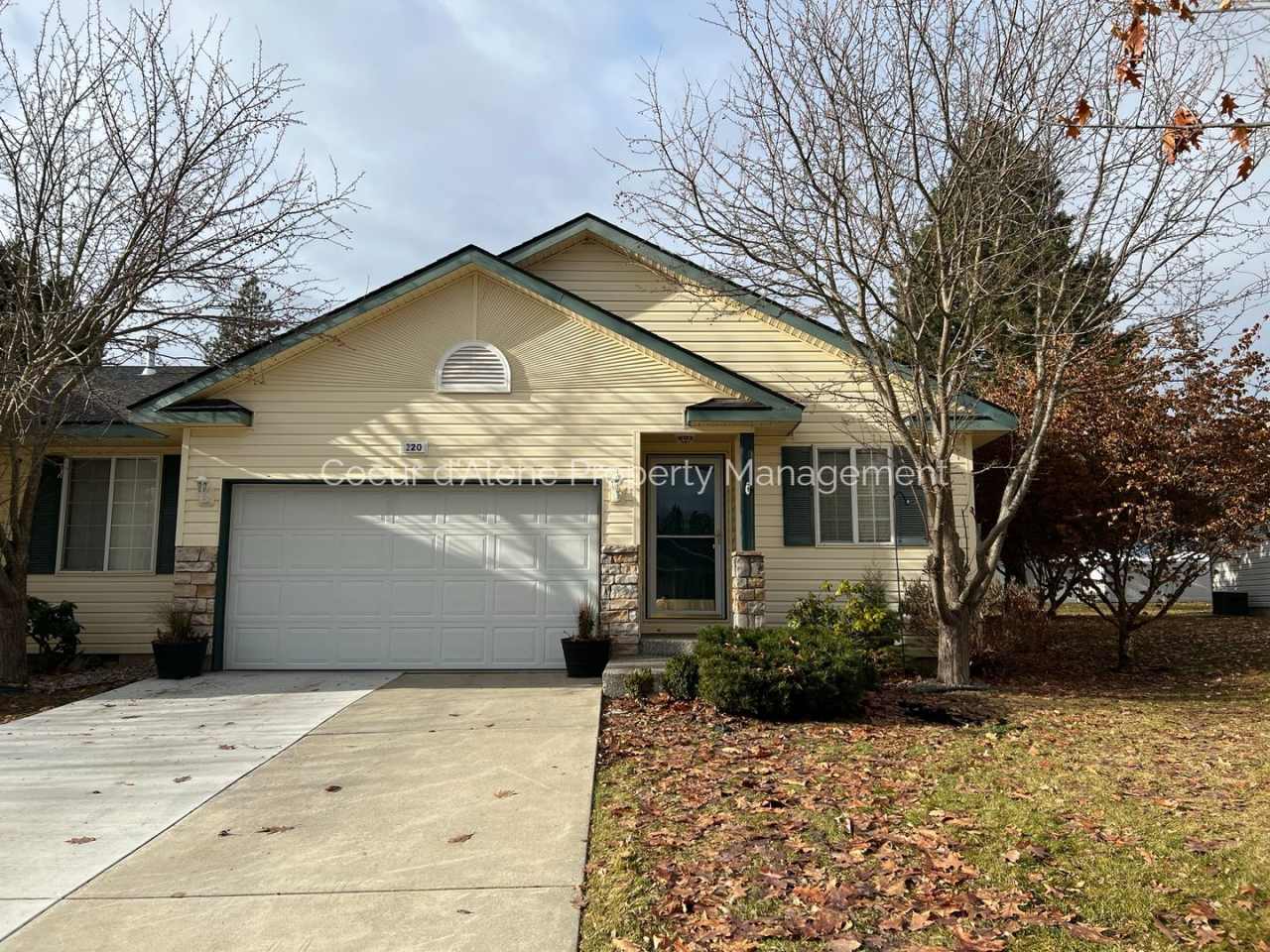 2 bed townhouse in gated community w/ River access!