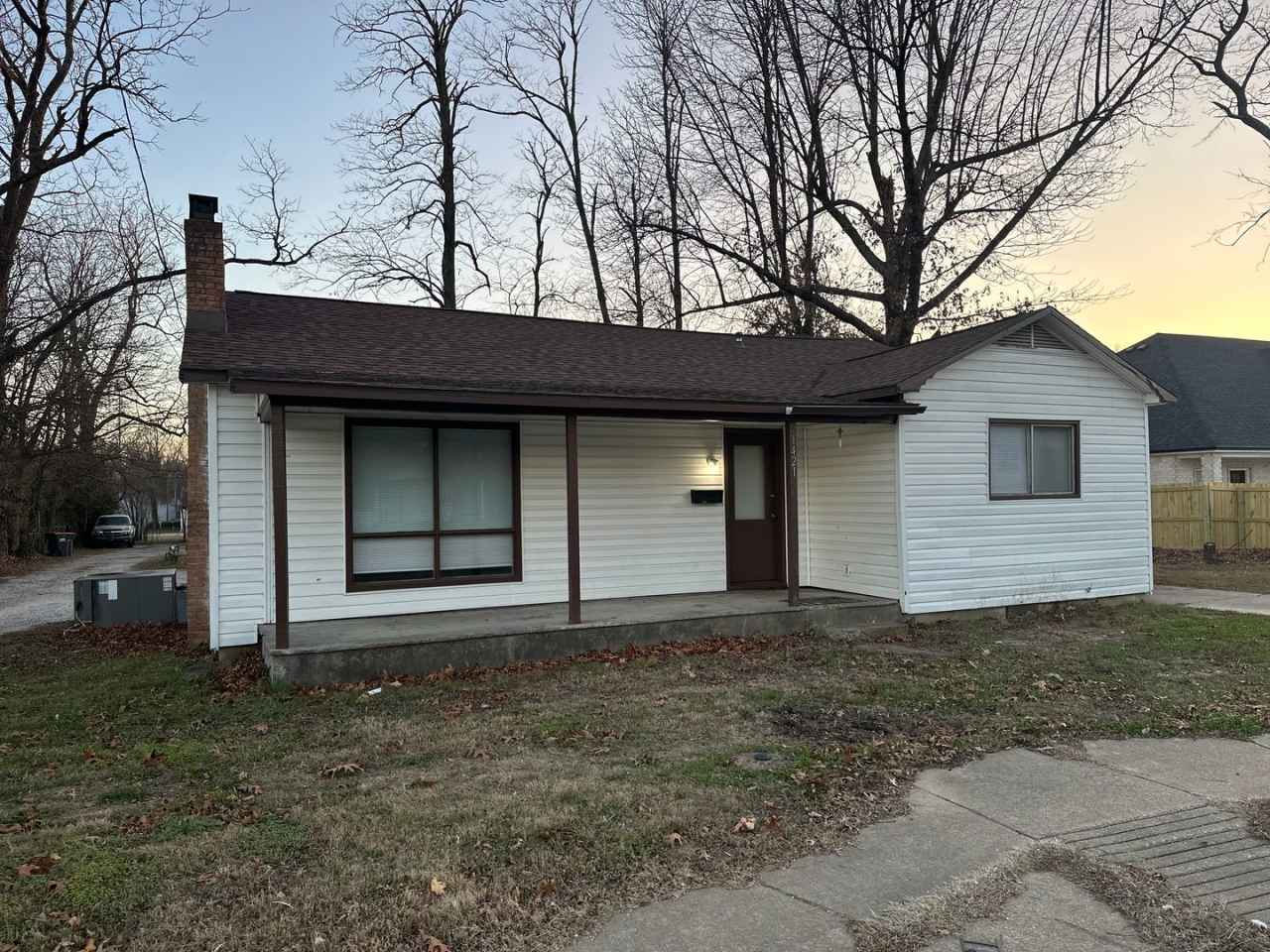 Available Now! 3-Bed, 1-Bath Home w/ Garage - Central Springdale, right next to Springdale High School!