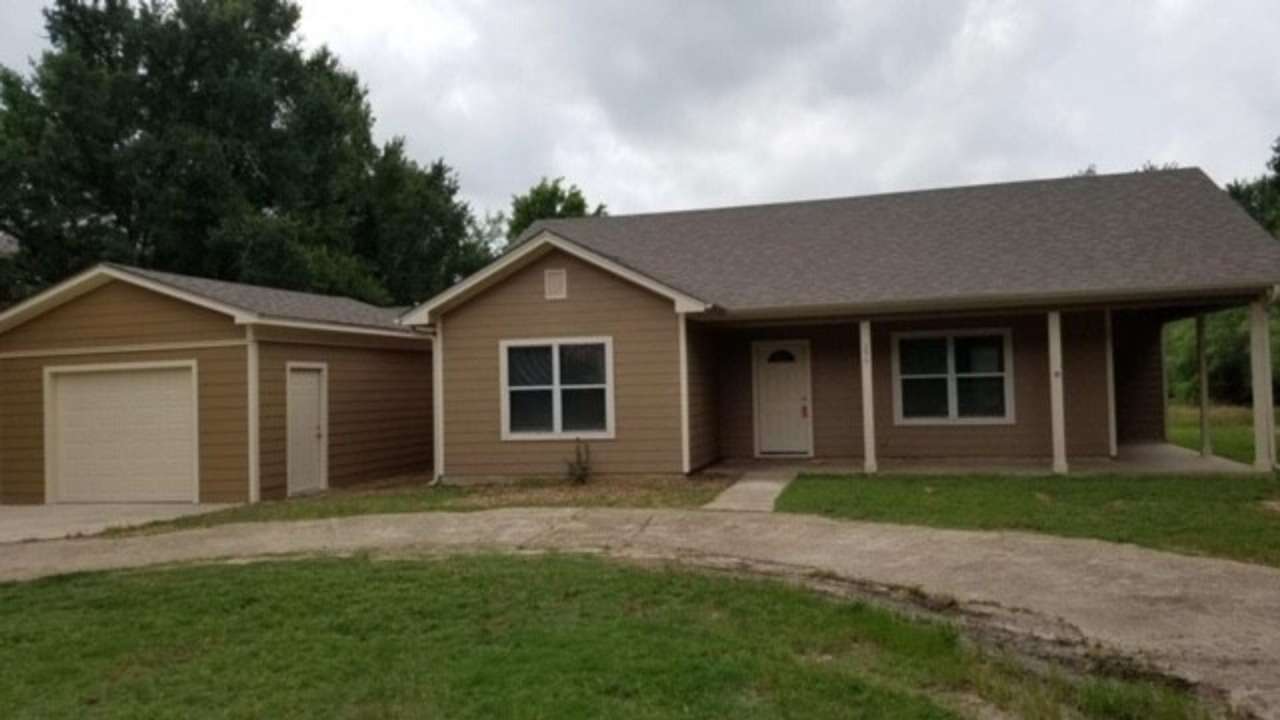 TAHITIAN VILLAGE ENTERTAINING READY - 3 BEDROOM / 2 BATH HOME