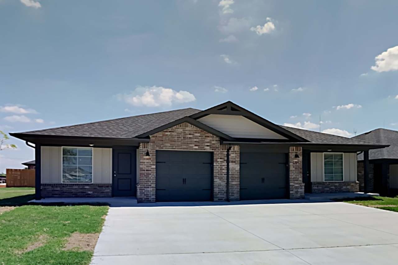 2 Bedroom 2 Bathroom 1 Car Garage Duplex Close to Broadway Extension, a short distance from Edmond and easy access to downtown OKC