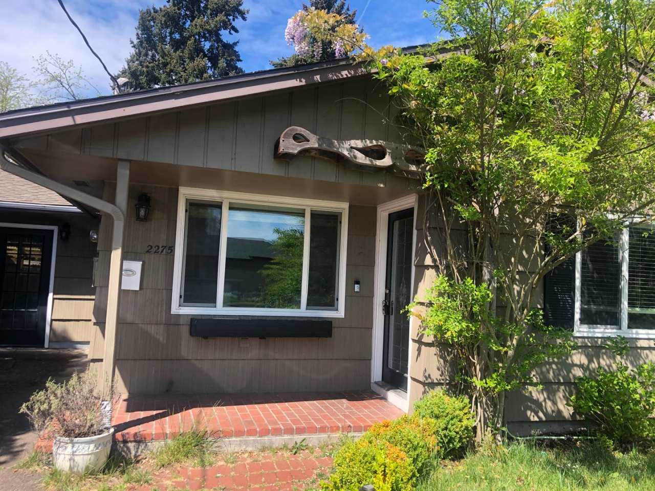 Darling 3 bedroom bungalow in Ferry St Bridge neighborhood!