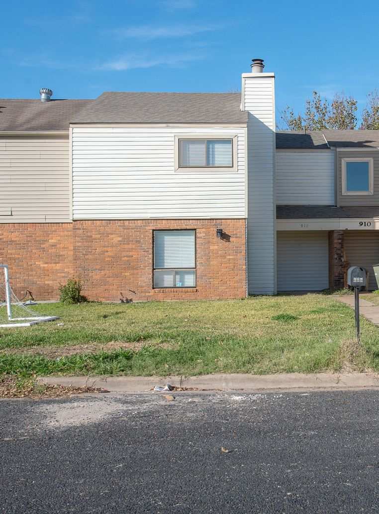 3 Bed, 1.5 Bath Townhome in Bryan for August Move In!