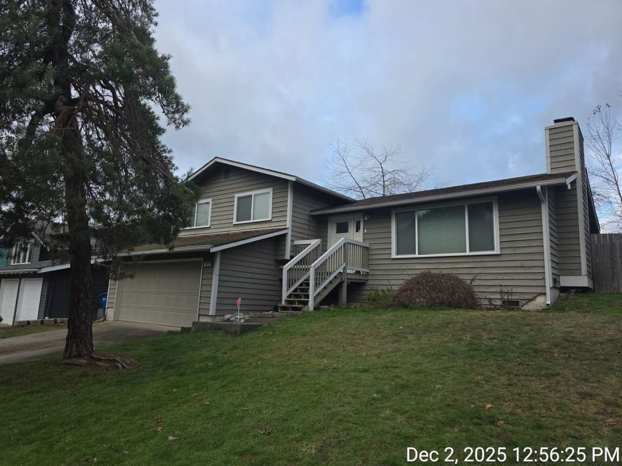 Renton Lake Youngs area - 3 bedroom tri-level home with 2.5 bathrooms and 2 car garage - Avail. NOW!!