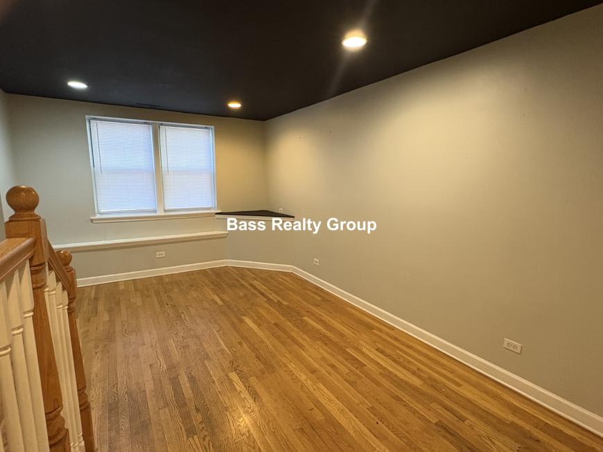 6968 North Greenview