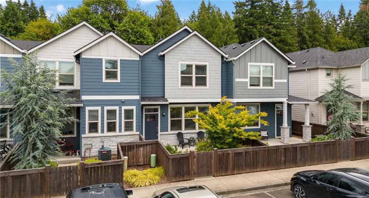 Modern Townhome in Gated Salmon Creek Community