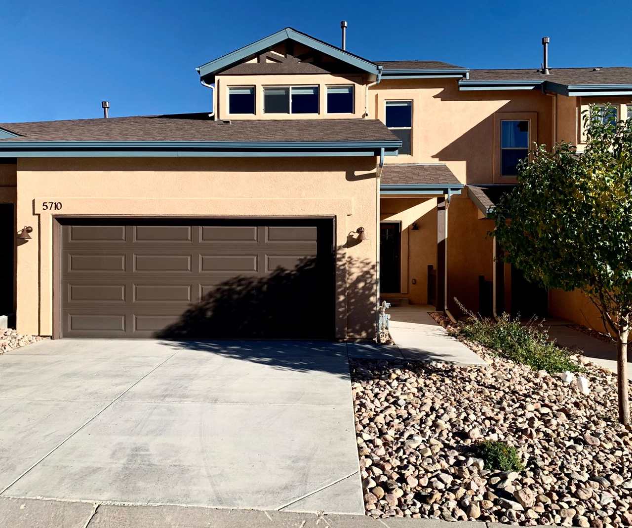 * Rare Find* Luxurious 3 Bedroom Modern-Rustic Townhome in Mountain Shadows