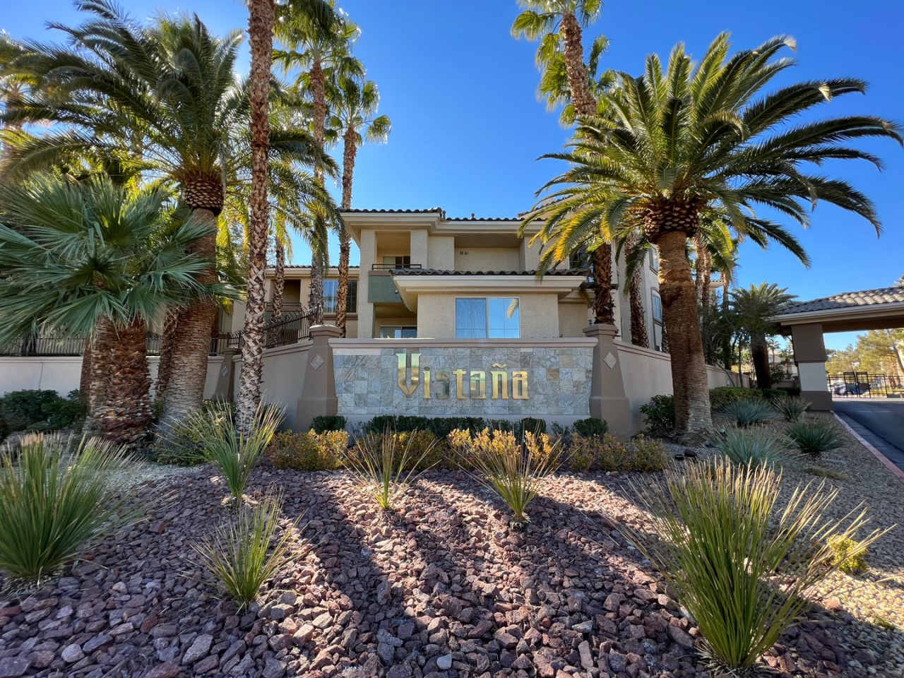 GUARD GATED CONDO W/ GARAGE