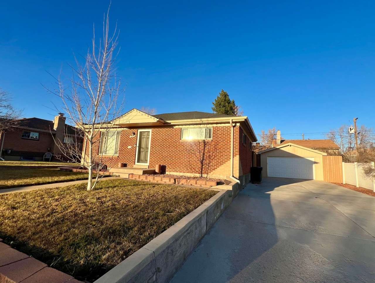 Spacious 4-Bedroom/2 Bath, Private Hot Tub  Beautiful Fenced Yard!