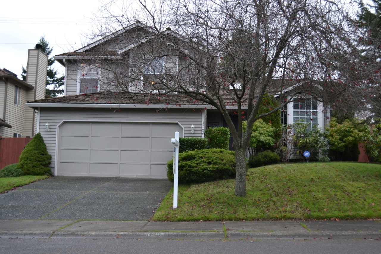 Federal Way tri-level rental home - 3 bedroom plus den, 3 bathrooms, 2 car garage! Ready for lease March 1st, 2026!