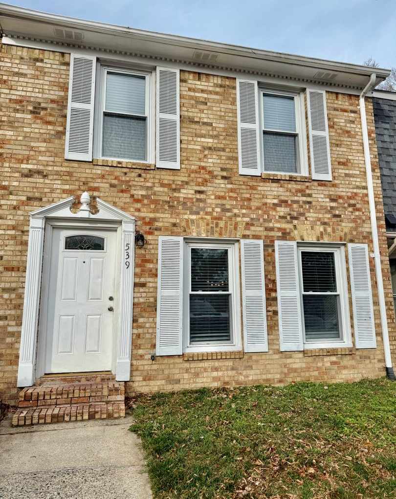3BD/2.5BA Brick Townhouse in Washington Commons off of Great Neck! Renovated throughout!