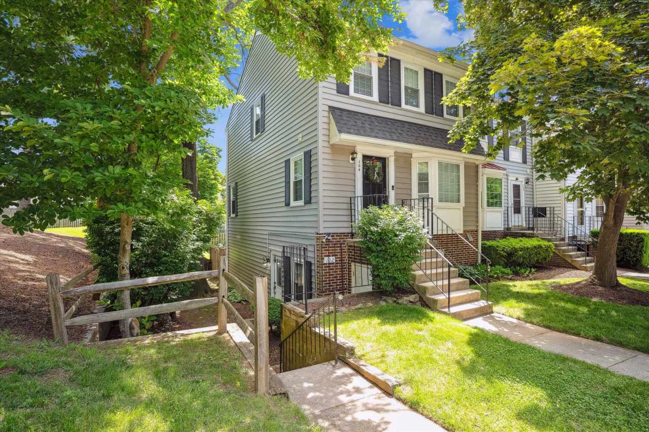 Lovely 2br/1bth ground level condo, close to Washingtonian Center in Gburg. Ready NOW!